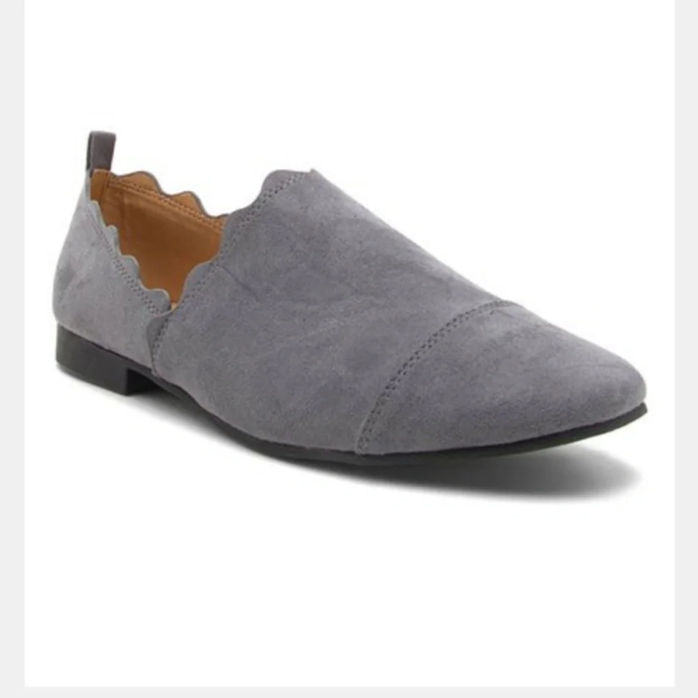 SCALLOPED SLIP-ON - Picture 2 of 3
